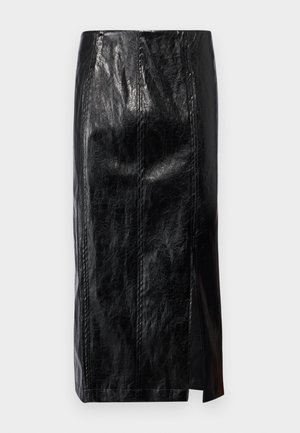 Fustă creion din piele artificială neagră, cu un design de lungime medie, textură lucioasă, cusături verticale și un slit pe o parte pentru confort în mișcare.