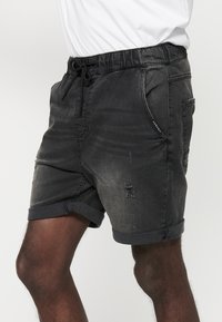 Koroshi BERMUDA JOGGER - Džinsa auduma šorti - denim black denim