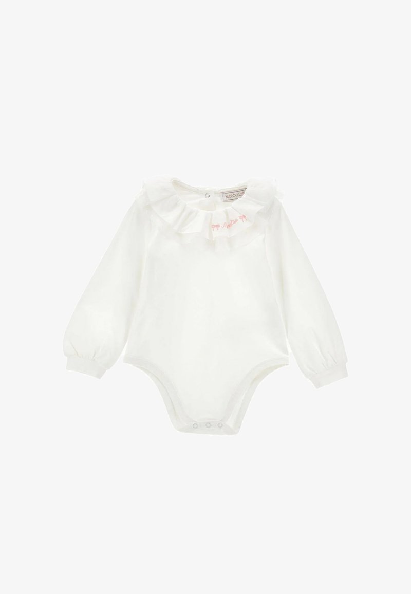 Biała, długorękawowa body dla niemowląt z falbaniastym kołnierzykiem, ozdobiona różowymi haftowanymi kokardkami i z zatrzaskami na dole do zapięcia.