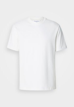 Biała koszulka z krótkim rękawem, okrągłym dekoltem, wykonana z bawełny, z gładkim wzorem, przedstawiona na jasnoszarym tle.