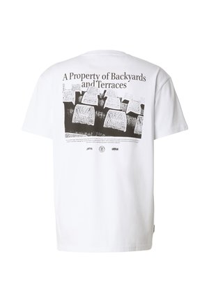 Bílé tričko s krátkým rukávem s černým grafickým motivem navršených kamenných bloků a textem "A Property of Backyards and Terraces" na zádech.