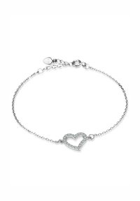 Srebrna bransoletka z sercowym wzorem, ozdobiona rzędem małych kamieni szlachetnych. Łańcuszek połączony z zapięciem typu homar i regulowaną długością.