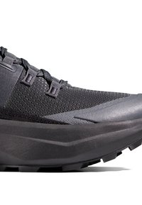 Svart löparsko med ovandel i mesh, tjock dämpad sula och strukturella detaljer, med rundad tå och slitstark gummiyttersula.