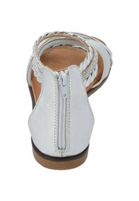 Weißer Sandale mit einem Reißverschluss auf der Rückseite, geflochtenen Riemen und einer strukturierten Sohle. Verfügt über metallische Akzente entlang der Riemen.