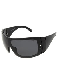 Mustat aurinkolasit, joissa on sulavalinjainen, ympärille kiertyvä muotoilu. Tummat, tummennetut linssit ja sileä muovikehys. Etuosassa on pieniä hopeisia yksityiskohtia.