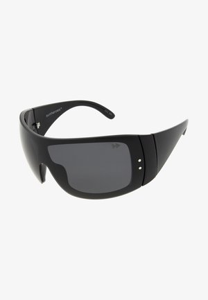 Gafas de sol negras con un diseño elegante y envolvente. Lentes oscuros y tintados con un marco de plástico suave. Presenta pequeños acentos plateados en la parte frontal.