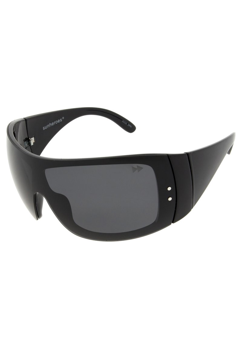 Mustat aurinkolasit, joissa on sulavalinjainen, ympärille kiertyvä muotoilu. Tummat, tummennetut linssit ja sileä muovikehys. Etuosassa on pieniä hopeisia yksityiskohtia.