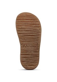 Hnědá gumová podrážka s horizontálními drážkami a vzory. Obsahuje logo a označení velikosti "20" blízko paty.