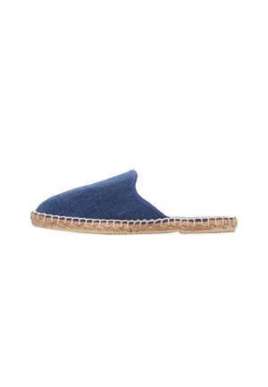 Espadrillas blu in tessuto, modello slip-on con punta chiusa e suola in juta intrecciata su sfondo bianco.