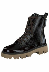 Kotníková obuv na šněrování z lesklé černé lakované kůže, s hnědými tkaničkami, bočním zipem a masivními terakotovými gumovými podrážkami s vroubkovaným vzorem.