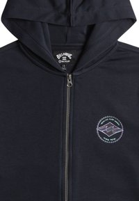 Marineblaue Zip-Hoodie aus weichem Material, mit einem runden Logo mit Wellen-Design in Pastellfarben auf der linken Brust.