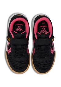 Chaussures de sport noires avec une tige en maille, des accents roses et une sangle à crochets et boucles. Présente une semelle en caoutchouc gomme et un logo sur la languette.