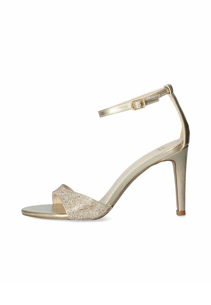 Sandal con tacco alto dorato, con punta aperta, fascia testurizzata adornata di strass e una sottile cinghietta alla caviglia fissata da una fibbia.