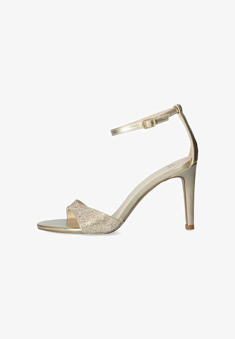 Sandal con tacco alto dorato, con punta aperta, fascia testurizzata adornata di strass e una sottile cinghietta alla caviglia fissata da una fibbia.