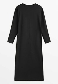 Robe longue noire à manches longues avec une coupe décontractée, présentant un col rond, une texture lisse et une silhouette droite sans ornements.