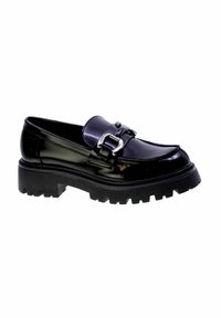 Mocassino in pelle patinata nera con suola spessa e dettagli in fibbia argentata sulla parte superiore, vista laterale su sfondo bianco.