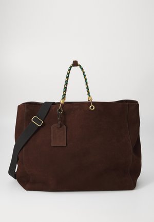 Geantă tote din suede maro cu mânere împletite verzi și galbene, accente din metal aurit și un eticheta din piele atașată. Include o curea detașabilă.