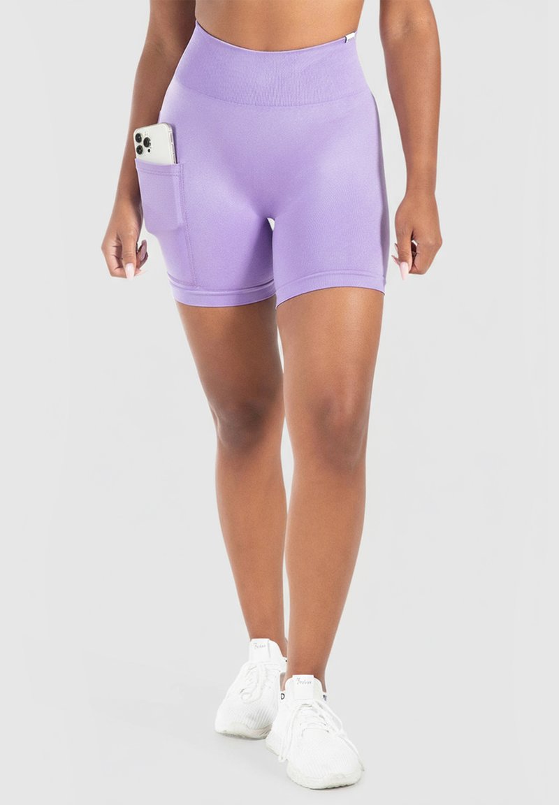 Fioletowe spodenki sportowe z wysokim stanem, z boczną kieszenią na smartfon oraz gładkim, elastycznym wykończeniem materiału.