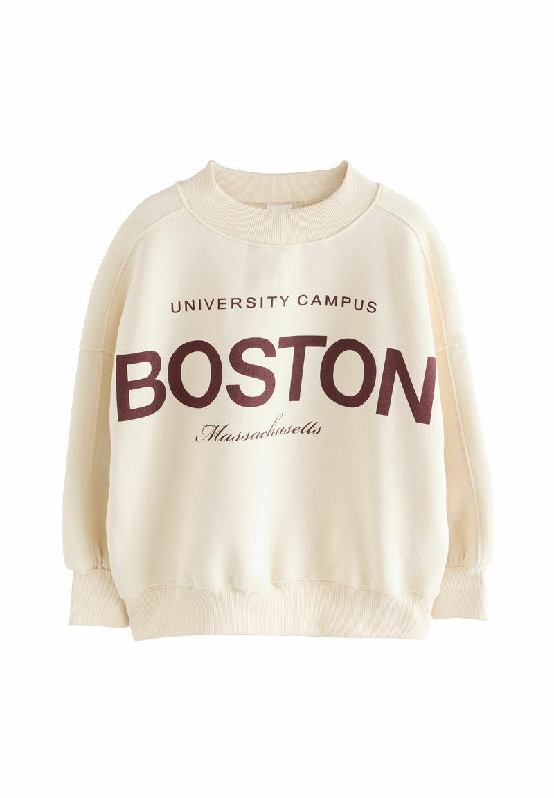 Krämfärgad sweatshirt med rund halsringning och ribbad ärm, med fet text "BOSTON" i mörk maroon och "University Campus" ovanför.