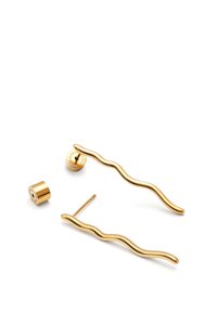 Złote kolczyki w falistym wzorze, z sztyftem i cylindrycznym zapięciem, gładką teksturą oraz polerowanym wykończeniem.