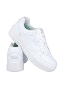 Par de zapatillas Skechers Court & Classics blancas, una zapatilla apoyada en la otra, mostrando vistas lateral y trasera con los cordones atados.