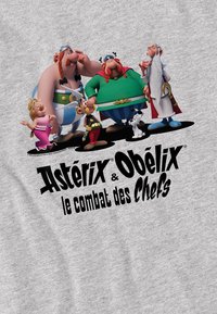 Gray t-shirt featuring colorful cartoon characters from Asterix and Obelix, with text reading "le combat des Chefs" in bold black font.