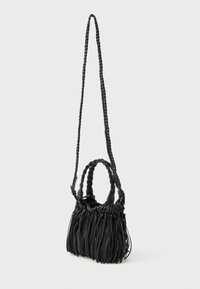 Czarna torba wykonana z plecionej skóry, z frędzlami, z dwiema krótkimi rączkami i długim plecionym paskiem.