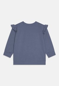 Sweatshirt azul com mangas longas, detalhes franzidos nos ombros, punhos e bainha canelados. Textura suave, design casual.