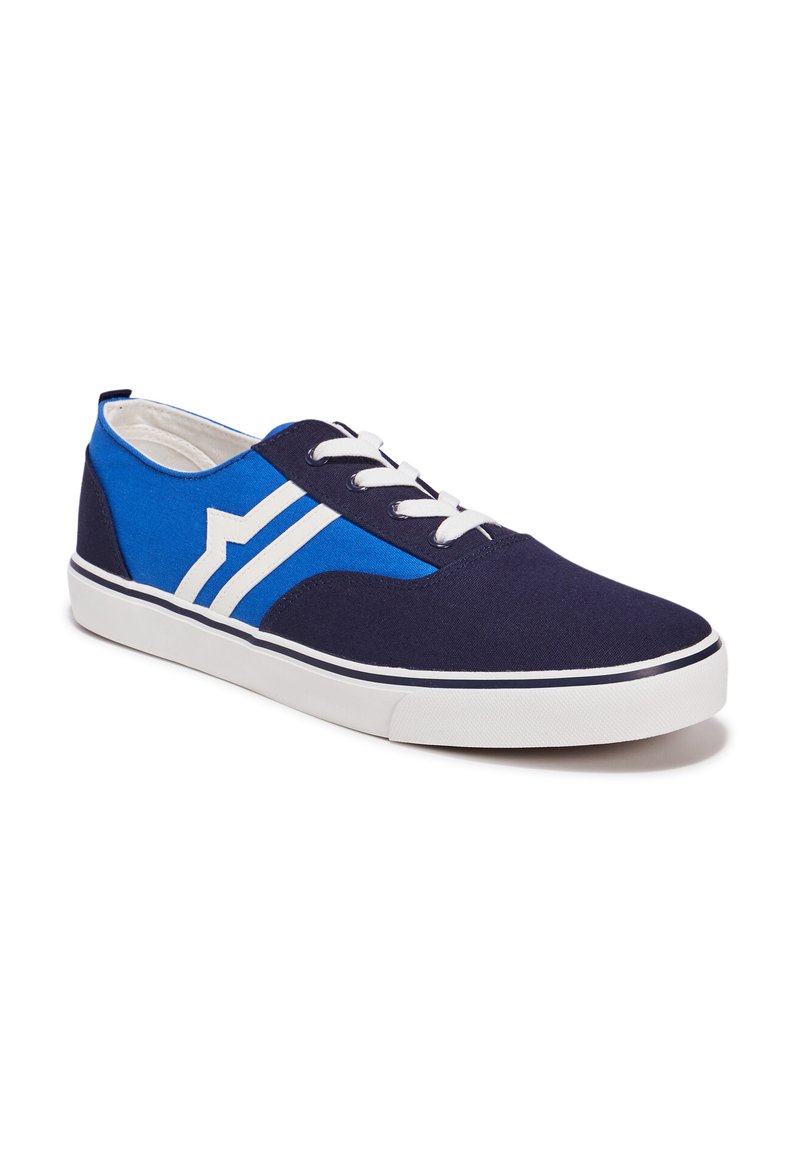 Sneaker in tela con parte superiore blu scuro e accenti blu e strisce bianche, punta rotonda, chiusura con lacci e suola in gomma bianca.