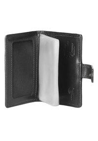 Interno di un portafoglio in pelle nera con uno scomparto a rete per l'ID e una tasca trasparente per le carte; presenta una finitura testurizzata e una chiusura sicura.