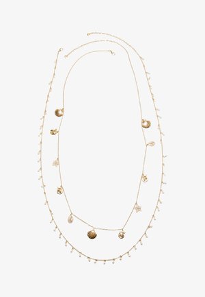 Due collane sottili in catena d'oro; una con piccole perline bianche, l'altra con ciondoli dorati a forma di conchiglia marina e fiore distribuiti uniformemente.