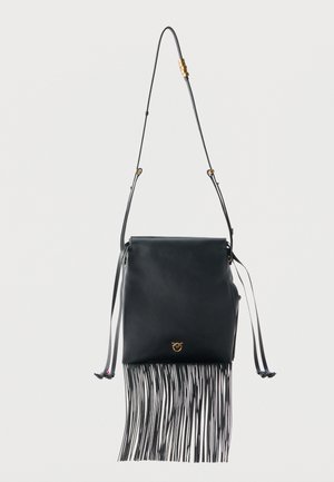 Svart skinnveske med lang frynsekant nederst, justerbar stropp med gullaccent og lite gullmerke på forsiden.