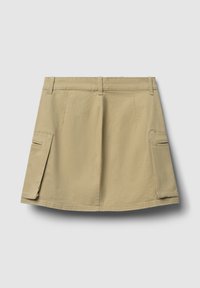 Gonna khaki con un design diritto e svasato. Presenta tasche cargo laterali e passanti per la cintura. Tessuto liscio con una leggera trama.