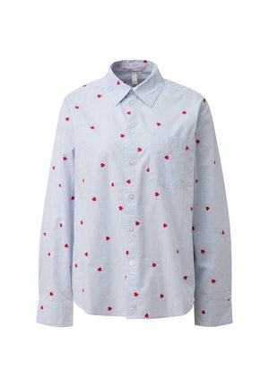 Chemise à manches longues rayée bleu clair et blanc avec boutons sur le devant, poche poitrine et petits motifs rouges en forme de cœur éparpillés.