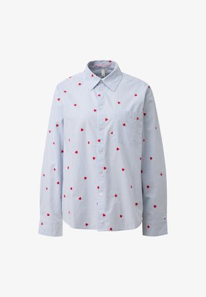 Długie rękawy, koszula w jasnoniebieskie i białe paski, z przodu guziki, kieszonka na piersi oraz rozrzucone małe czerwone serduszka.