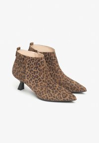 Stivali alla caviglia in stampa leopardata realizzati in morbida suede, con punta affusolata e tacco corto e spesso. Chiusura con zip sul retro.
