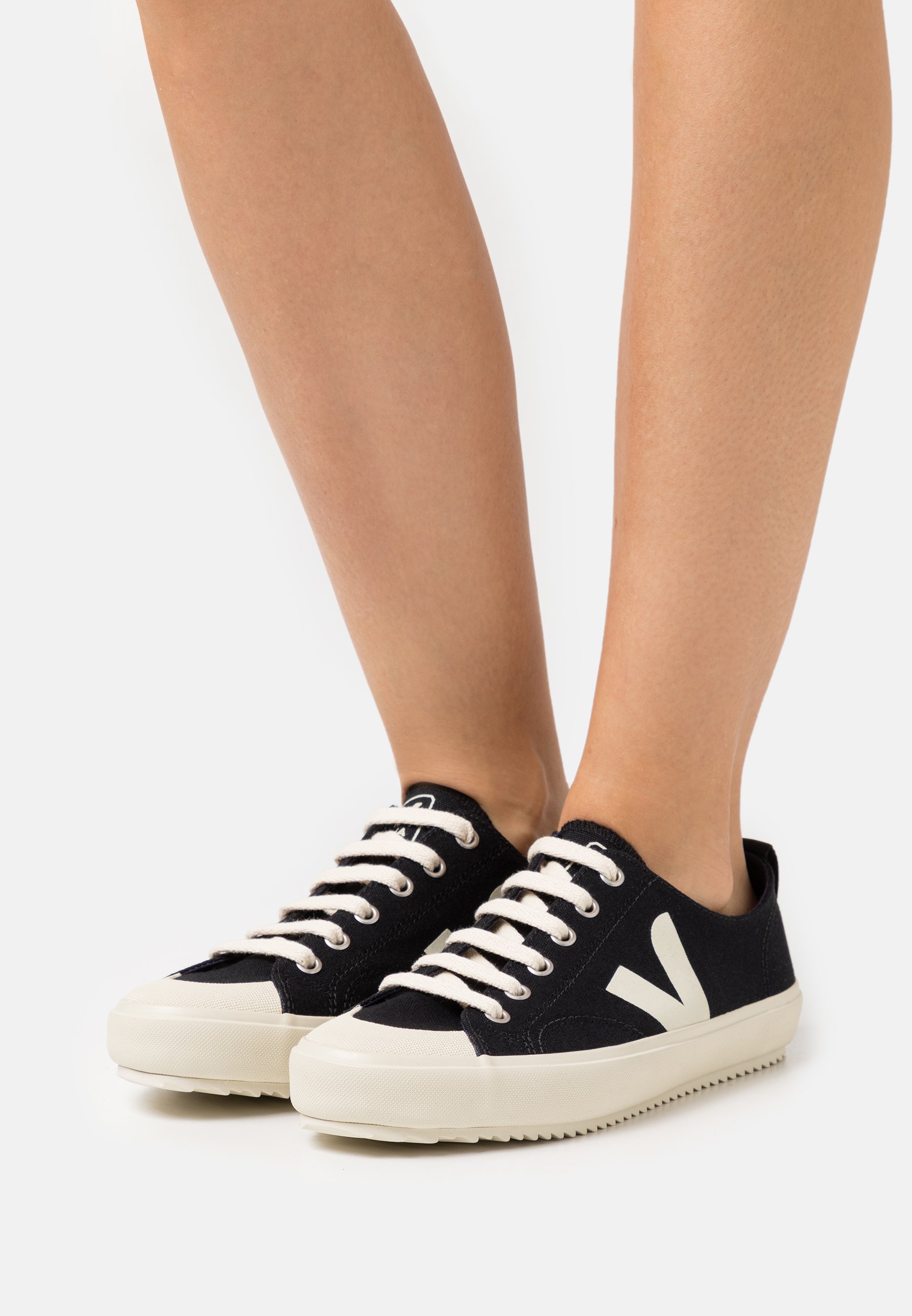 veja nova trainers black