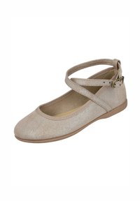 Zapatos planos de ballet beige brillantes con punta redondeada, tira de tobillo, forro suave y suela flexible. Presenta un diseño elegante con costuras mínimas.