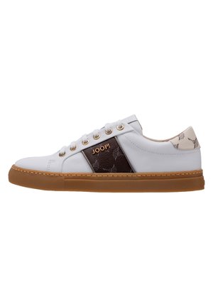Hvid lædersneaker med brun mønstret sidepanel og beige hælflap, med hvide snørebånd og gummisål i karamel.