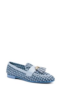 Mocassino azzurro chiaro con motivo intrecciato, dettagli in pelle e una nappina decorativa. Presenta una suola piatta e un design aperto per una migliore traspirabilità.
