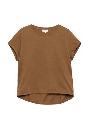 Brązowy bawełniany T-shirt z krótkim rękawem, okrągłym dekoltem i nieco dłuższym tylnym dołem, metka widoczna wewnątrz kołnierza.