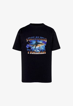 Czarna bawełniana koszulka z grafiką przedstawiającą rekina i napisem "TRALALERO TRALALA" w żywych kolorach, z niebieskimi akcentami i motywami piorunów.
