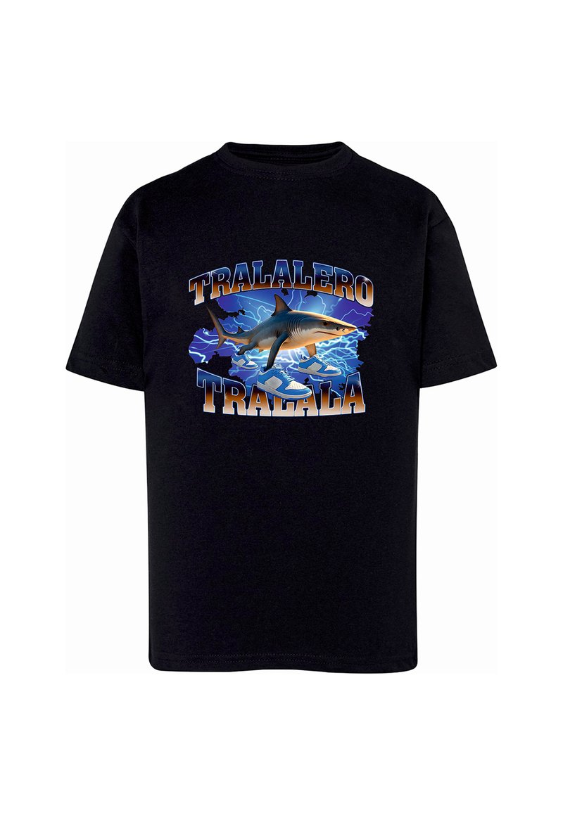 Czarna bawełniana koszulka z grafiką przedstawiającą rekina i napisem "TRALALERO TRALALA" w żywych kolorach, z niebieskimi akcentami i motywami piorunów.