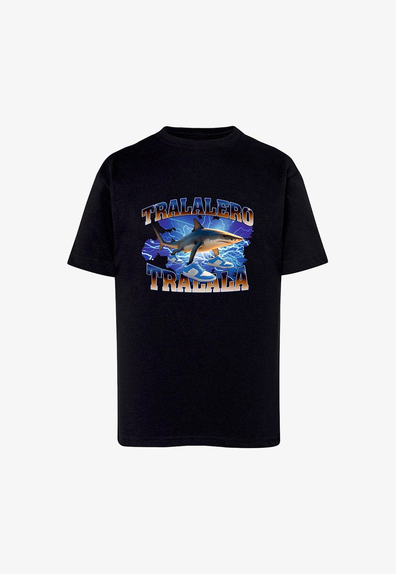 Czarna bawełniana koszulka z grafiką przedstawiającą rekina i napisem "TRALALERO TRALALA" w żywych kolorach, z niebieskimi akcentami i motywami piorunów.