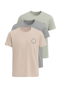 Kollektion av tre kortärmade t-shirts i ljusa färger: ljusrosa, ljusgrå och mjuk grön. Varje t-shirt har en liten cirkulär logotyp och prickigt mönster.