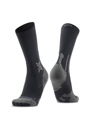 Een paar zwarte en grijze atletische crew-sokken met verstevigde hiel- en teenzones, met een geometrisch logo op de zijkanten en de bovenste boord.