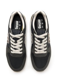 Un paio di sneaker nere e grigie scure con lacci bianchi, rifiniture beige e logo "mtng" sulle solette e sui lati, mostrato dall'alto.