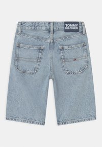 Světle modré džíny šortky s rovný střih, dvě zadní kapsy a modrou nášivku na pásku. Látka má vybledlý vzhled.