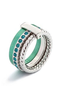 Silberring mit geflochtenem Design, ausgestattet mit einem mintgrünen Band und eingesetzten türkisfarbenen Steinen. Glatte Oberfläche mit glänzendem Finish.