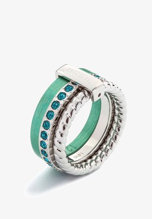 Anello in argento con design intrecciato, caratterizzato da una fascia verde menta e pietre turchesi incastonate. Superficie liscia con finitura lucida.